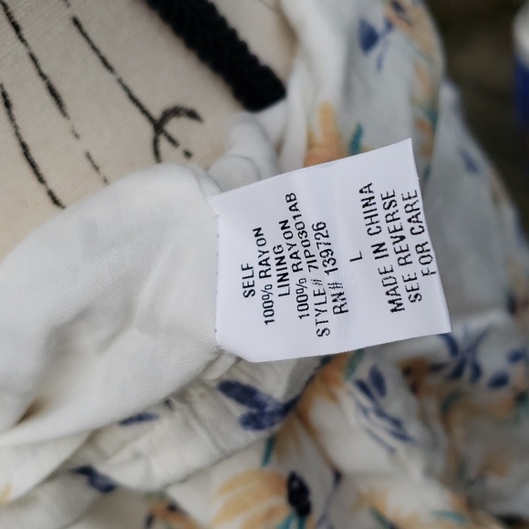 Women's flowy, flowered shorts with drawstring. - Picture 3 of 3